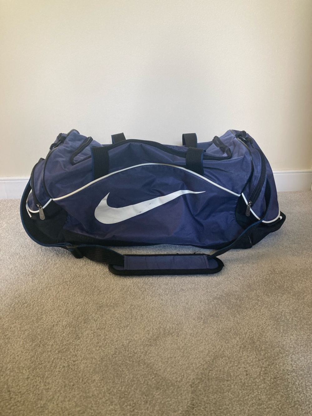4/$10 - Nike Navy Blue Duffel Bag with Detachable Shoulder Strap